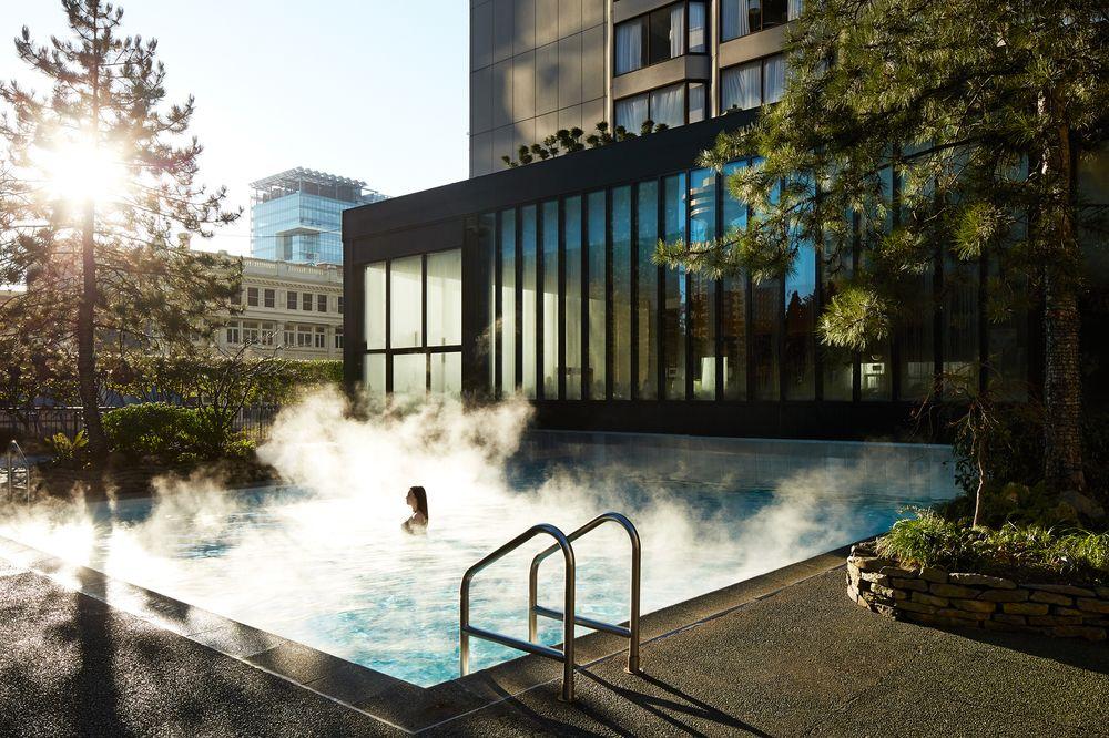 Four Seasons Hotel Vancouver Exterior photo